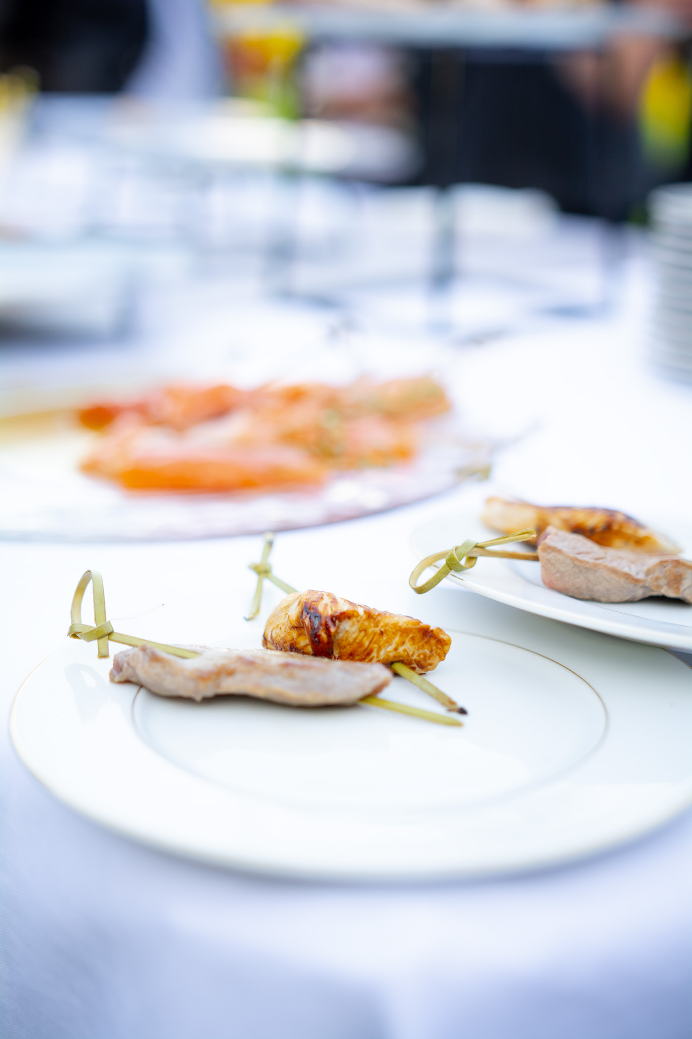 Petites brochettes de volaille grillée servies à l’assiette lors d’un mariage en plein air. Une prestation raffinée d’un traiteur événementiel à Fréjus, captée par l_expression_en_images.