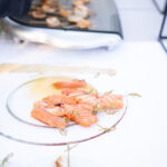 Brochettes de saumon cru prêtes à griller – Traiteur mariage Fréjus