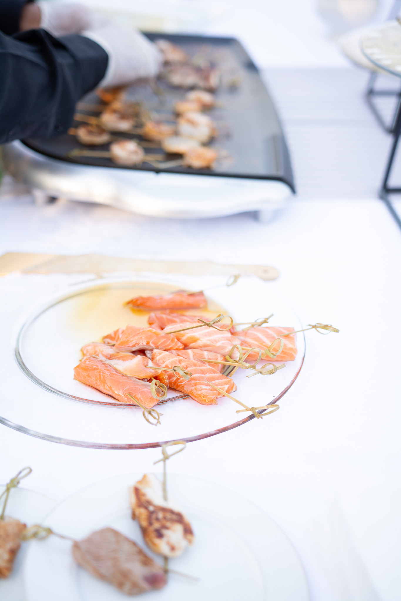 Brochettes de saumon cru prêtes à griller – Traiteur mariage Fréjus